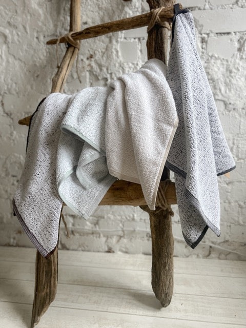 Biezais frotē dvielis / 2 izmēri / zaļganbalts